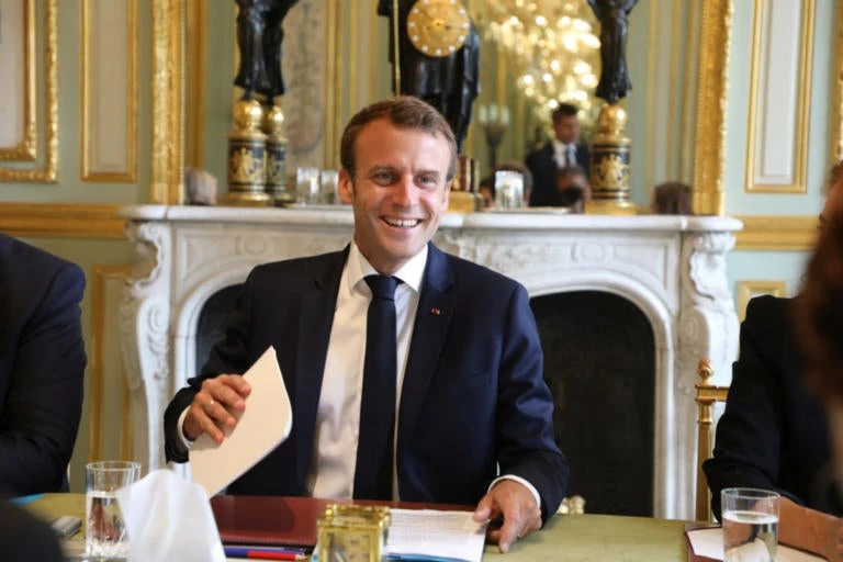 Κάλλιο αργά παρά ποτέ! Ο Μακρόν απολύει τον σωματοφύλακά του που έδειρε διαδηλωτή (βίντεο)